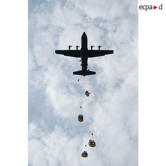 Des légionnaires du 2e régiment étranger de parachutistes (REP) sautent depuis un avion Hercules C-130J sur la zone de saut d'Assinie, en Côte d'Ivoire.