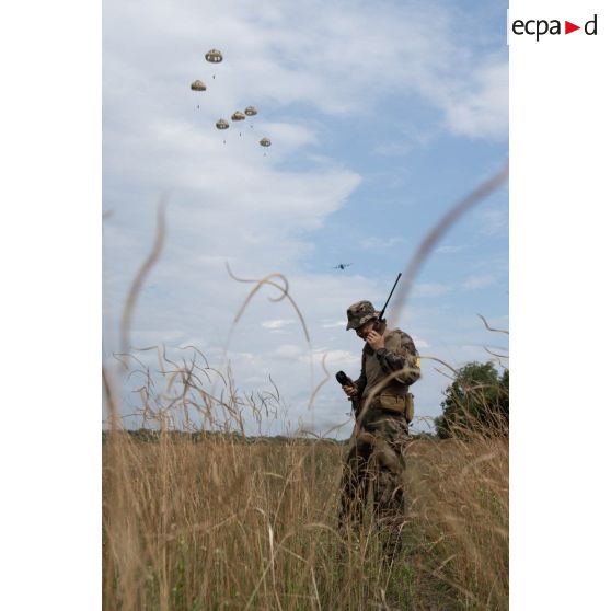 Le chef de l'équipe marquage du 2e régiment étranger de parachutistes (REP) coordonne un parachutage sur la zone de saut d'Assinie, en Côte d'Ivoire.