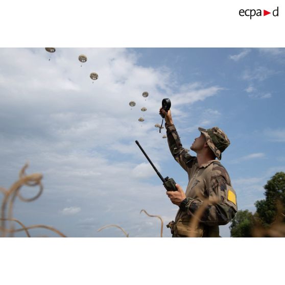 Le chef de l'équipe marquage du 2e régiment étranger de parachutistes (REP) compte les parachutistes sautant sur la zone de saut d'Assinie, en Côte d'Ivoire.