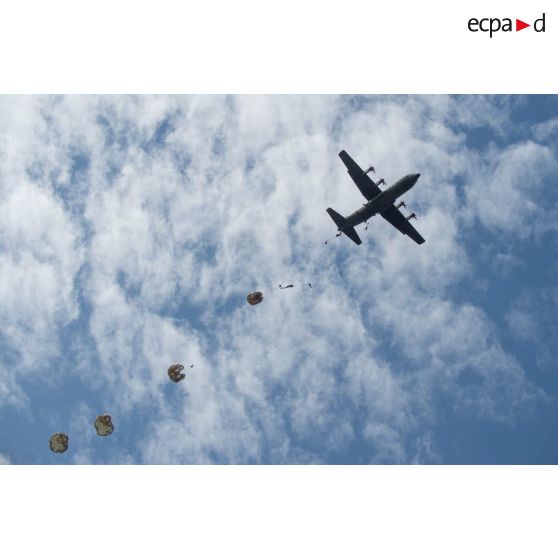 Des légionnaires du 2e régiment étranger de parachutistes (REP) sautent depuis un avion Hercules C-130J sur la zone de saut d'Assinie, en Côte d'Ivoire.