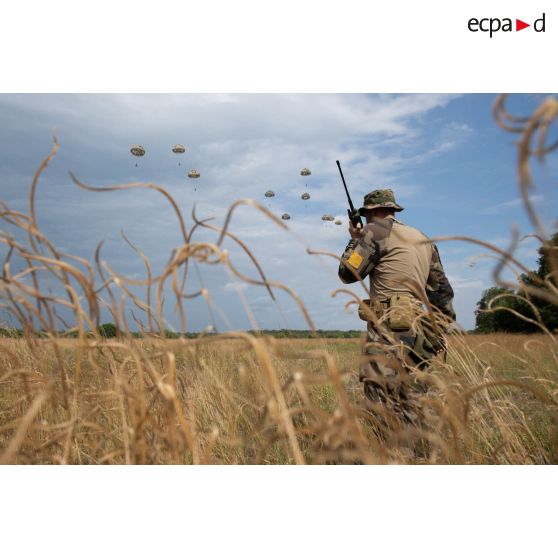 Le chef de l'équipe marquage du 2e régiment étranger de parachutistes (REP) coordonne un parachutage sur la zone de saut d'Assinie, en Côte d'Ivoire.