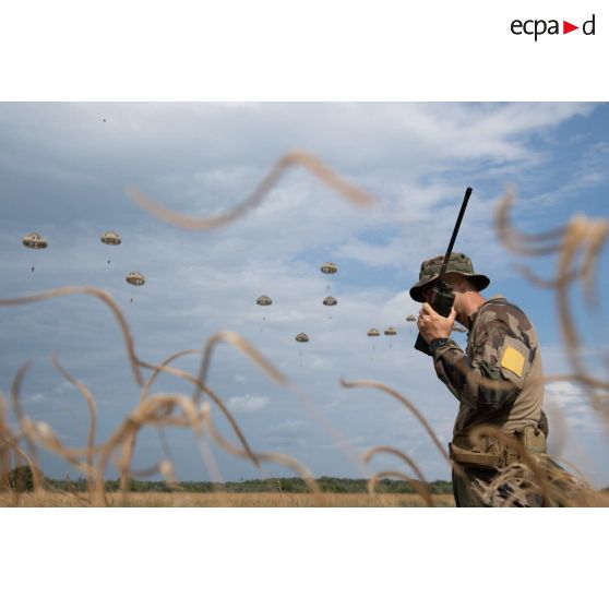 Le chef de l'équipe marquage du 2e régiment étranger de parachutistes (REP) coordonne un parachutage sur la zone de saut d'Assinie, en Côte d'Ivoire.