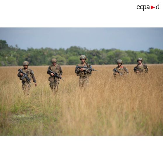 Des légionnaires du 2e régiment étranger de parachutistes (REP) progressent après leur parachutage sur la zone de saut d'Assinie, en Côte d'Ivoire.