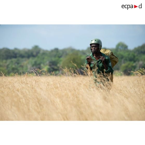 Un soldat ivoirien du 1er bataillon de commandos et de parachutistes (BCP) progresse après son parachutage sur la zone de saut d'Assinie, en Côte d'Ivoire.