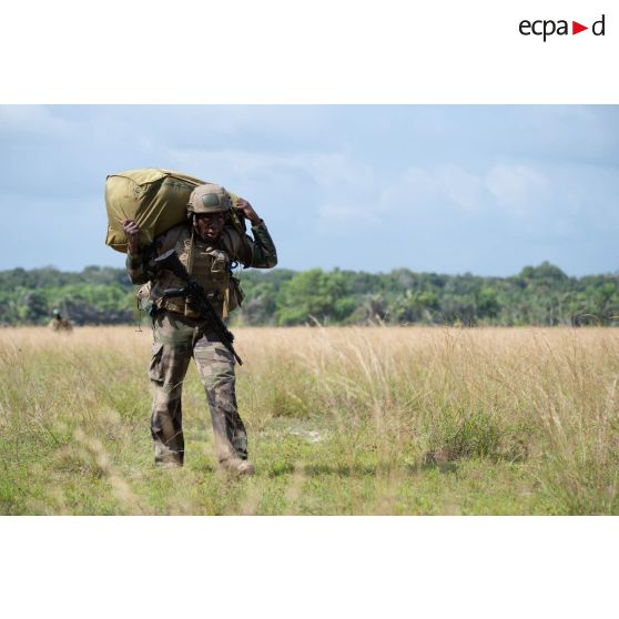 Un légionnaire du 2e régiment étranger de parachutistes (REP) progresse après son parachutage sur la zone de saut d'Assinie, en Côte d'Ivoire.