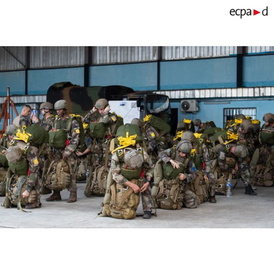 Des légionnaires du 2e régiment étranger de parachutistes (REP) se préparent à partir en mission à l'aéroport d'Abidjan, en Côte d'Ivoire.