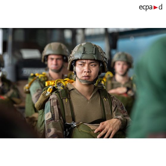 Des légionnaires du 2e régiment étranger de parachutistes (REP) se préparent à partir en mission à l'aéroport d'Abidjan, en Côte d'Ivoire.