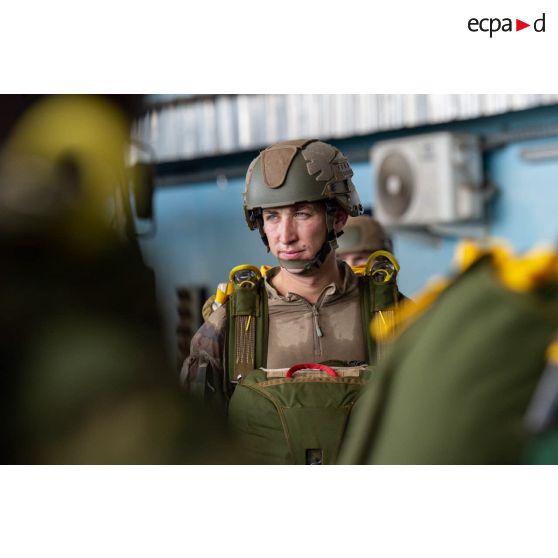 Des légionnaires du 2e régiment étranger de parachutistes (REP) se préparent à partir en mission à l'aéroport d'Abidjan, en Côte d'Ivoire.