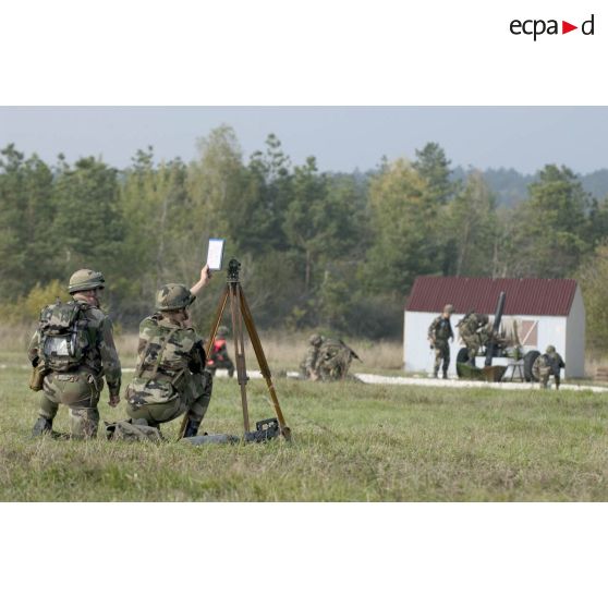 Des artilleurs règlent le tir d'un mortier d'infanterie de 120 mm lors de la démonstration de matériel pour l'IHEDN à Mourmelon.