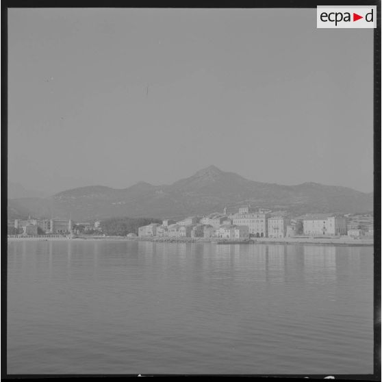 Sur le tournage du film Le jour le plus long. Perspective sur l'île Rousse (Corse).