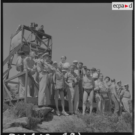 Sur le tournage du film Le jour le plus long. Tribune officielle pendant les exercices de débarquement. Au premier plan : Darryl Zanuck, producteur du film.