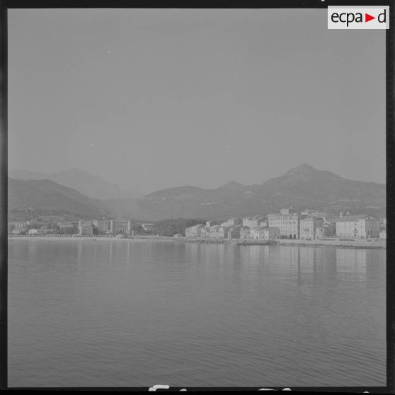 Sur le tournage du film Le jour le plus long. Perspective sur l'île Rousse (Corse).