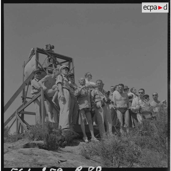 Sur le tournage du film Le jour le plus long. Tribune officielle pendant les exercices de débarquement. Au premier plan : Darryl Zanuck, producteur du film.