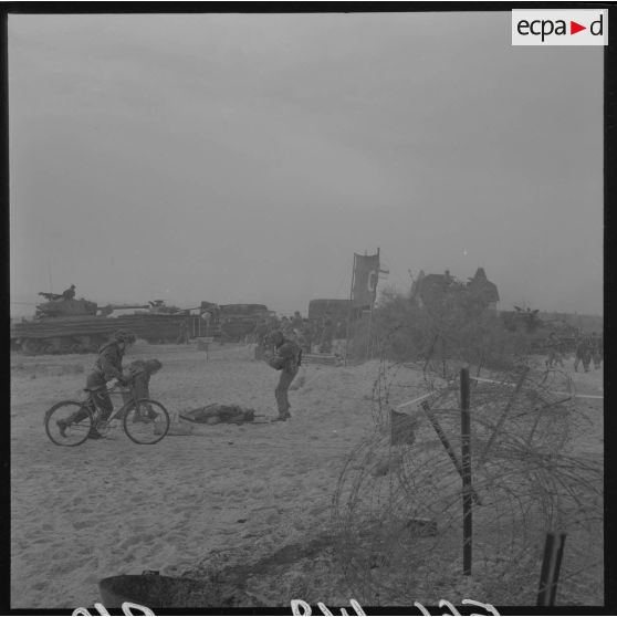 Sur le tournage du film Le jour le plus long. Véhicules et figurants.