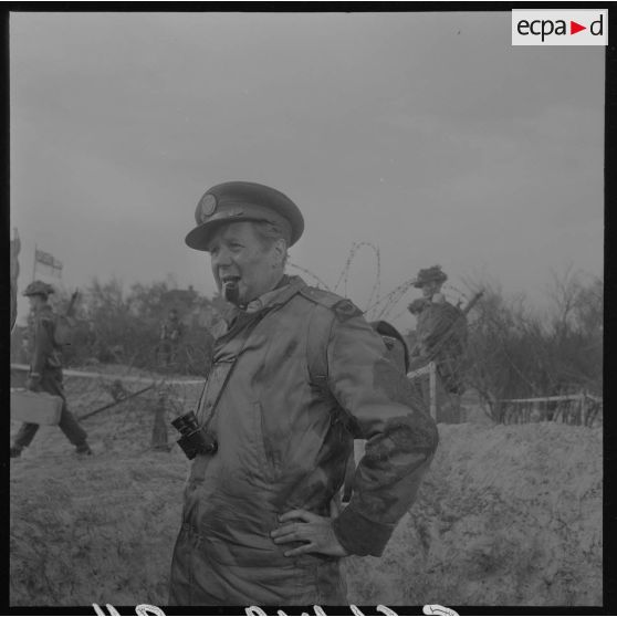 Sur le tournage du film Le jour le plus long. Acteur jouant le rôle d'un correspondant de guerre britannique (british war correspondant), tel Cornelius Ryan, auteur du livre The longest day.