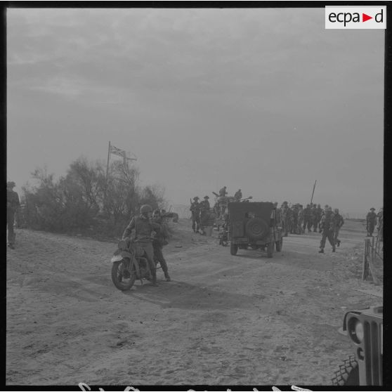 Sur le tournage du film Le jour le plus long. Véhicules et figurants.