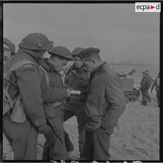 Sur le tournage du film Le jour le plus long. Figurants des commandos français.