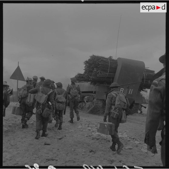 Sur le tournage du film Le jour le plus long. Véhicules et figurants.