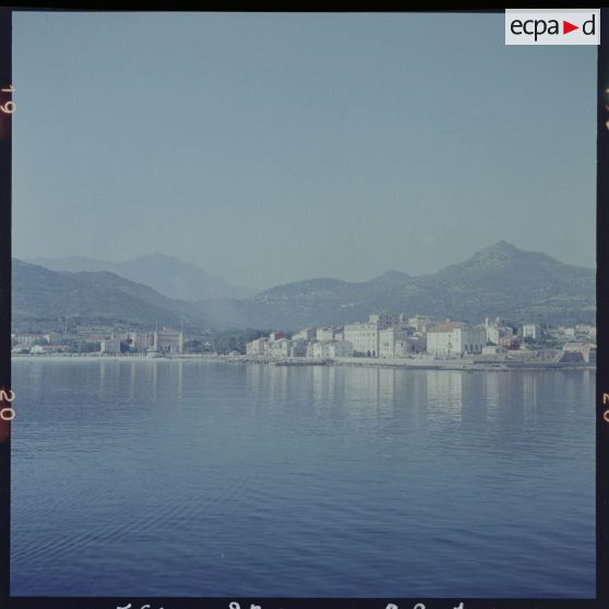 Sur le tournage du film Le jour le plus long. Perspective sur l'île Rousse (Corse).