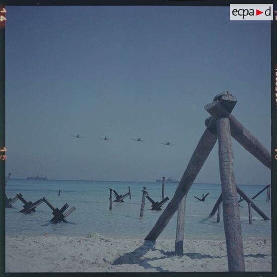 Sur le tournage du film Le jour le plus long. Passage des avions chasseurs américains au-dessus de la plage de débarquement.