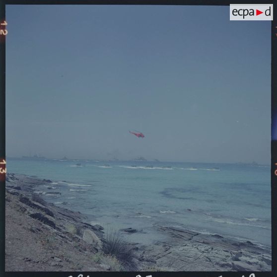 Sur le tournage du film Le jour le plus long. Phase du débarquement des militaires américains du corps des Marines. Surveillance par un hélicoptère Sikorsky H-19 Chickasaw de la marine américaine.