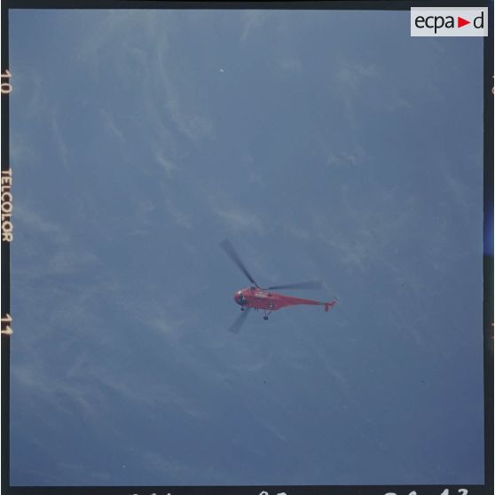 Sur le tournage du film Le jour le plus long. Surveillance par un hélicoptère Sikorsky H-19 Chickasaw de la marine américaine.