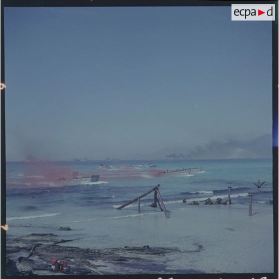 Sur le tournage du film Le jour le plus long. Phase du débarquement des militaires américains du corps des Marines. Engins de débarquement du bâtiment USS Fremont (APA-44) de la 6e flotte américaine Le Fremont.