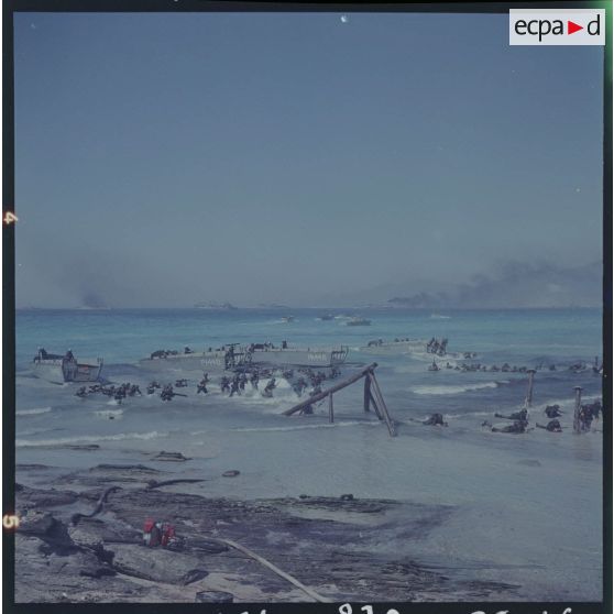 Sur le tournage du film Le jour le plus long. Phase du débarquement des militaires américains du corps des Marines. Engins de débarquement du bâtiment USS Fremont (APA-44) de la 6e flotte américaine Le Fremont.