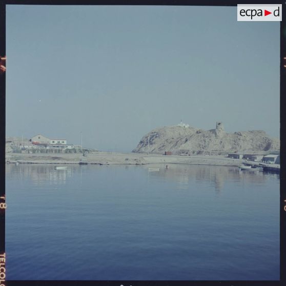 Sur le tournage du film Le jour le plus long. Perspective sur l'île Rousse (Corse).