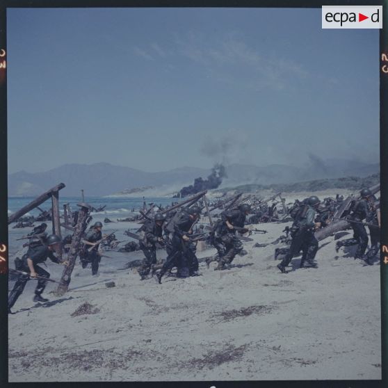 Sur le tournage du film Le jour le plus long. Phase du débarquement des militaires américains du corps des Marines.