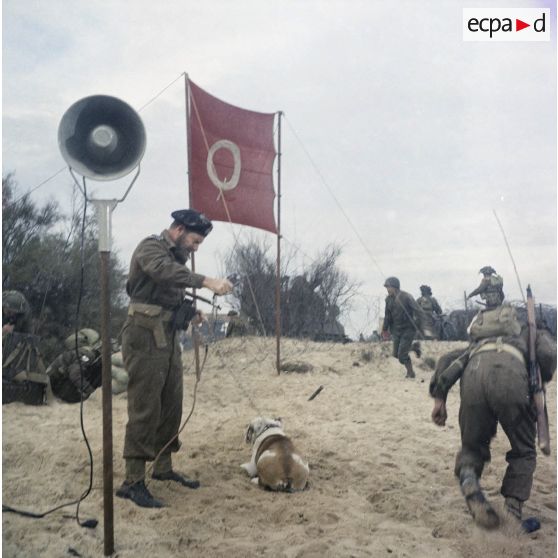 Sur le tournage du film Le jour le plus long. Figurants de militaires britanniques.