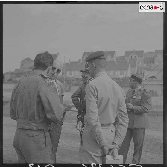 Sur le tournage du film Le jour le plus long en Normandie. Le général Pierre Koenig, conseiller militaire du film.