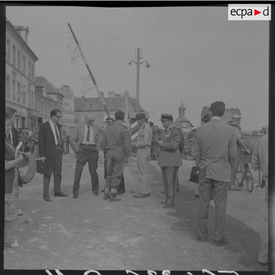 Sur le tournage du film Le jour le plus long en Normandie. Le général Pierre Koenig, conseiller militaire du film.