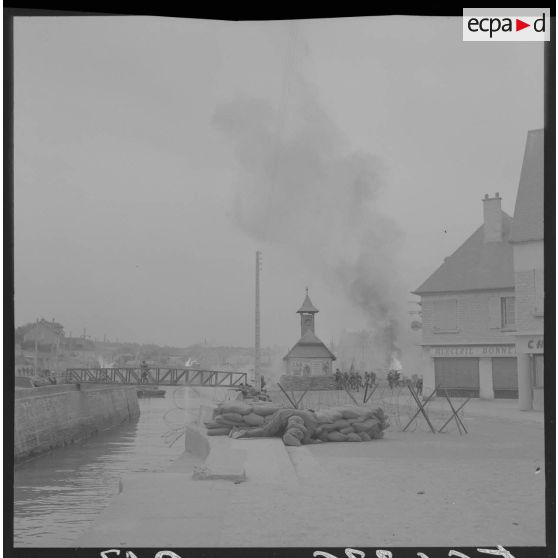 Sur le tournage du film Le jour le plus long en Normandie. Les figurants se déploient lors d'une scène de combat sur le port en centre-ville.