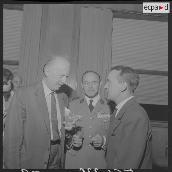 Sur le tournage du film Le jour le plus long en Normandie. Cocktail. Le général Pierre Koenig, conseiller militaire du film, avec les invités.