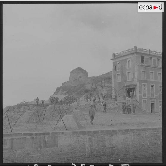 Sur le tournage du film Le jour le plus long en Normandie. Ambiance après une scène de combats sur le port en centre-ville. En arrière-plan, la tour Vauban.