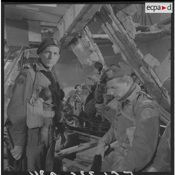 Sur le tournage du film Le jour le plus long en Normandie. Scène en intérieur. Portrait d'un second maître commando français (Georges Rivière dans le rôle du second-maître Guy de Montlaur).