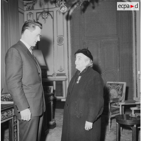 Femme rapatriée d'Algérie posant à l'occasion d'une remise de médaille d'honneur départementale et communale.