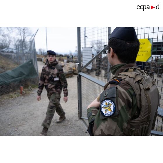 Un réserviste de l'armée de l'Air filtre l'entrée du centre opérationnel de la base aérienne 942 Lyon Mont-Verdun.