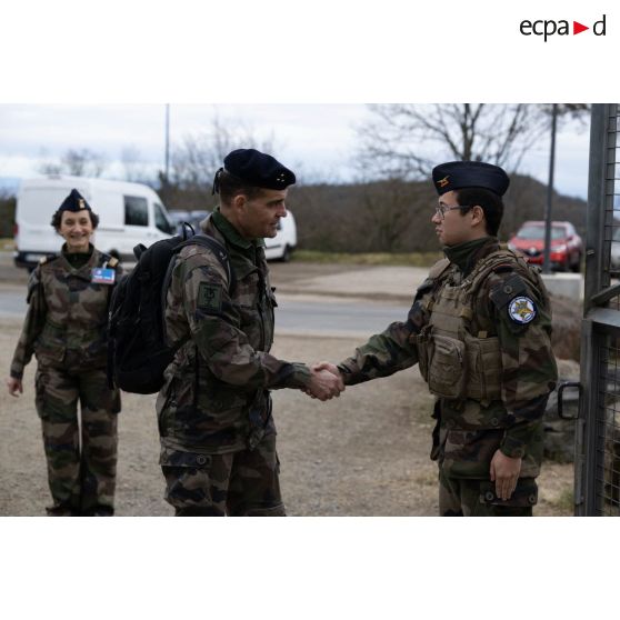 Le général Nicolas Le Nen est accueilli par un réserviste à son arrivée au centre opérationnel de la base aérienne 942 Lyon Mont-Verdun.