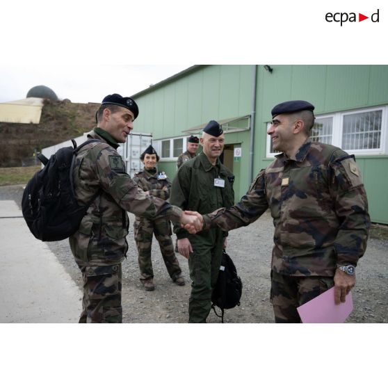 Les généraux Nicolas Le Nen et Frédéric Chiffot sont accueillis par le colonel Cyril Leprêtre à leur arrivée au centre opérationnel de la base aérienne 942 Lyon Mont-Verdun.