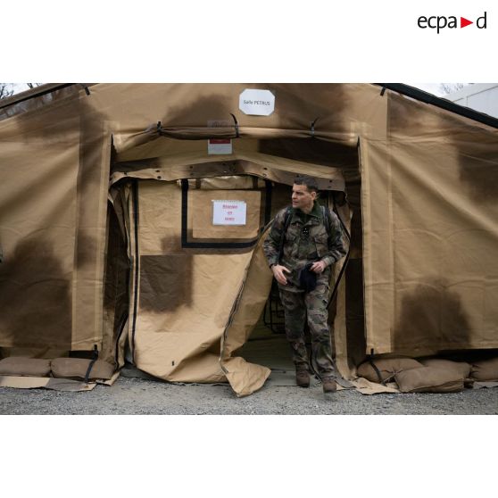 Le général Nicolas Le Nen arrive au centre opérationnel de la base aérienne 942 Lyon Mont-Verdun.