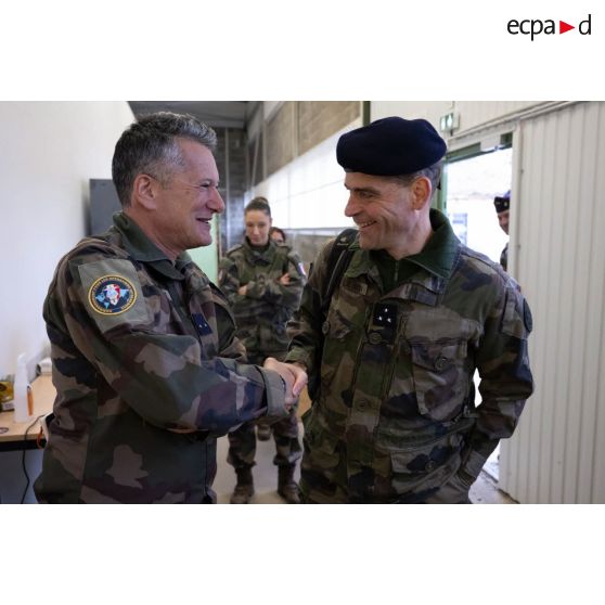 Le général Nicolas Le Nen est accueilli par le contre-amiral François Moucheboeuf à son arrivée au centre opérationnel de la base aérienne 942 Lyon Mont-Verdun.