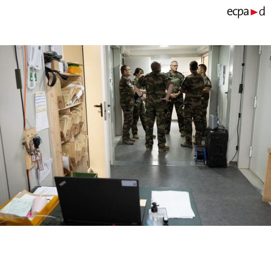 Le médecin général des armées Jacques Margery visite le Rôle 1 aux côtés du personnel de l'équipe médicale à Cincu, en Roumanie.