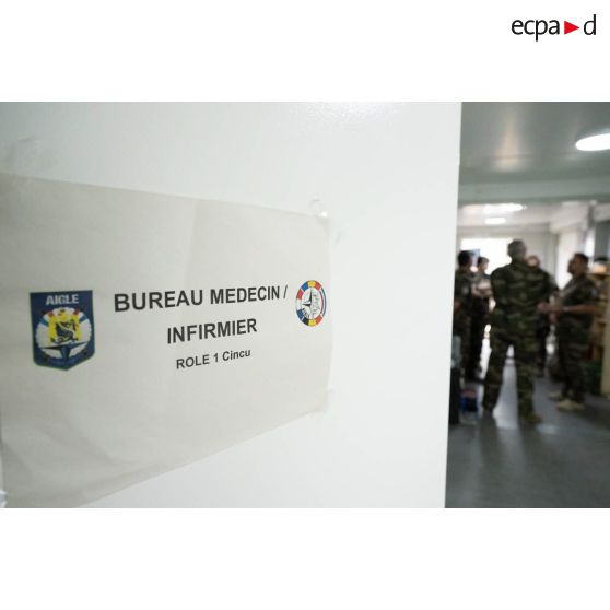 Porte d'entrée du bureau des médecins et infirmiers du Rôle 1 de Cincu, en Roumanie.