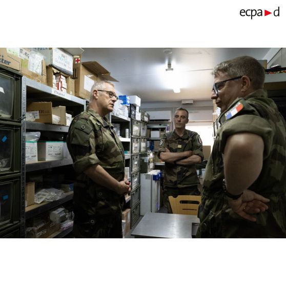 Le médecin général des armées Jacques Margery visite la pharmacie du Rôle 1 aux côtés du personnel de l'équipe médicale à Cincu, en Roumanie.