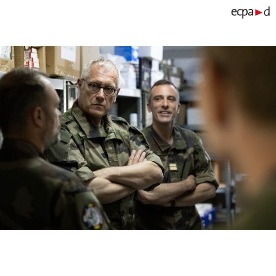 Le médecin général des armées Jacques Margery visite la pharmacie du Rôle 1 aux côtés du personnel de l'équipe médicale à Cincu, en Roumanie.