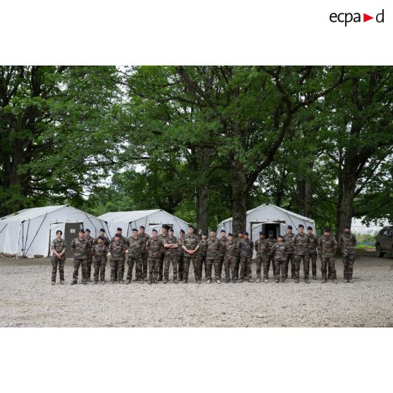 Le médecin général des armées Jacques Margery pose aux côtés de l'équipe médicale du Rôle 1 à Cincu, en Roumanie.