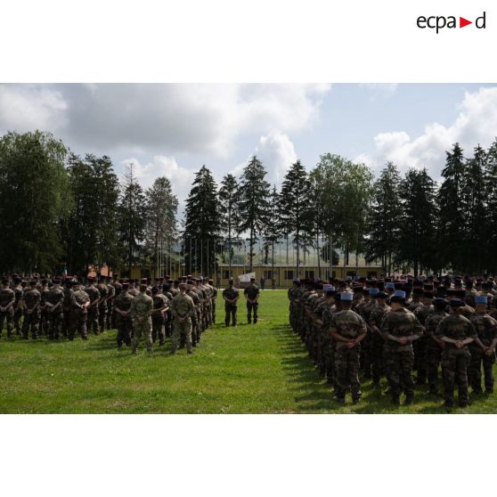 Rassemblement des soldats du 35e régiment d'infanterie (RI) et  du 1er régiment de chasseurs (RCh) pour une cérémonie sur la place d'armes de Cincu, en Roumanie.