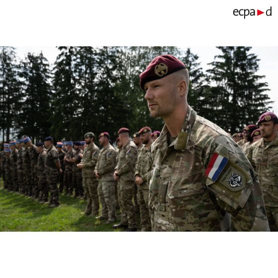 Rassemblement des parachutistes néerlandais pour une cérémonie à Cincu, en Roumanie.